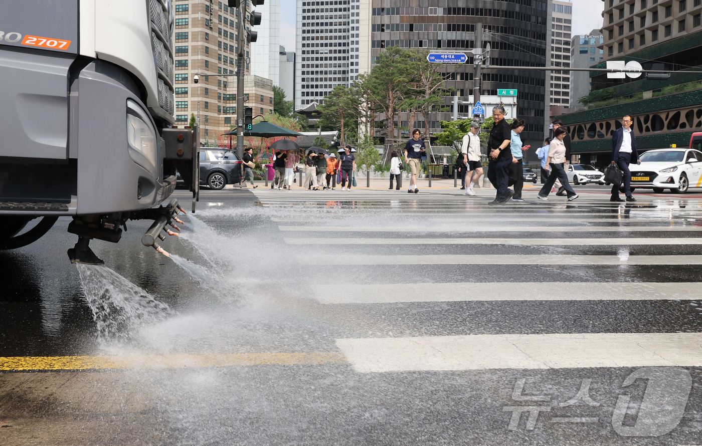 (서울=뉴스1) 박세연 기자 = 낮 기온이 30도를 웃돌고 후텁지근한 날씨가 계속된 17일 서울 덕수궁 앞 도로에서 폭염대비 도로열섬현상 완화를 위한 도로 물청소가 이루어지고 있다 …