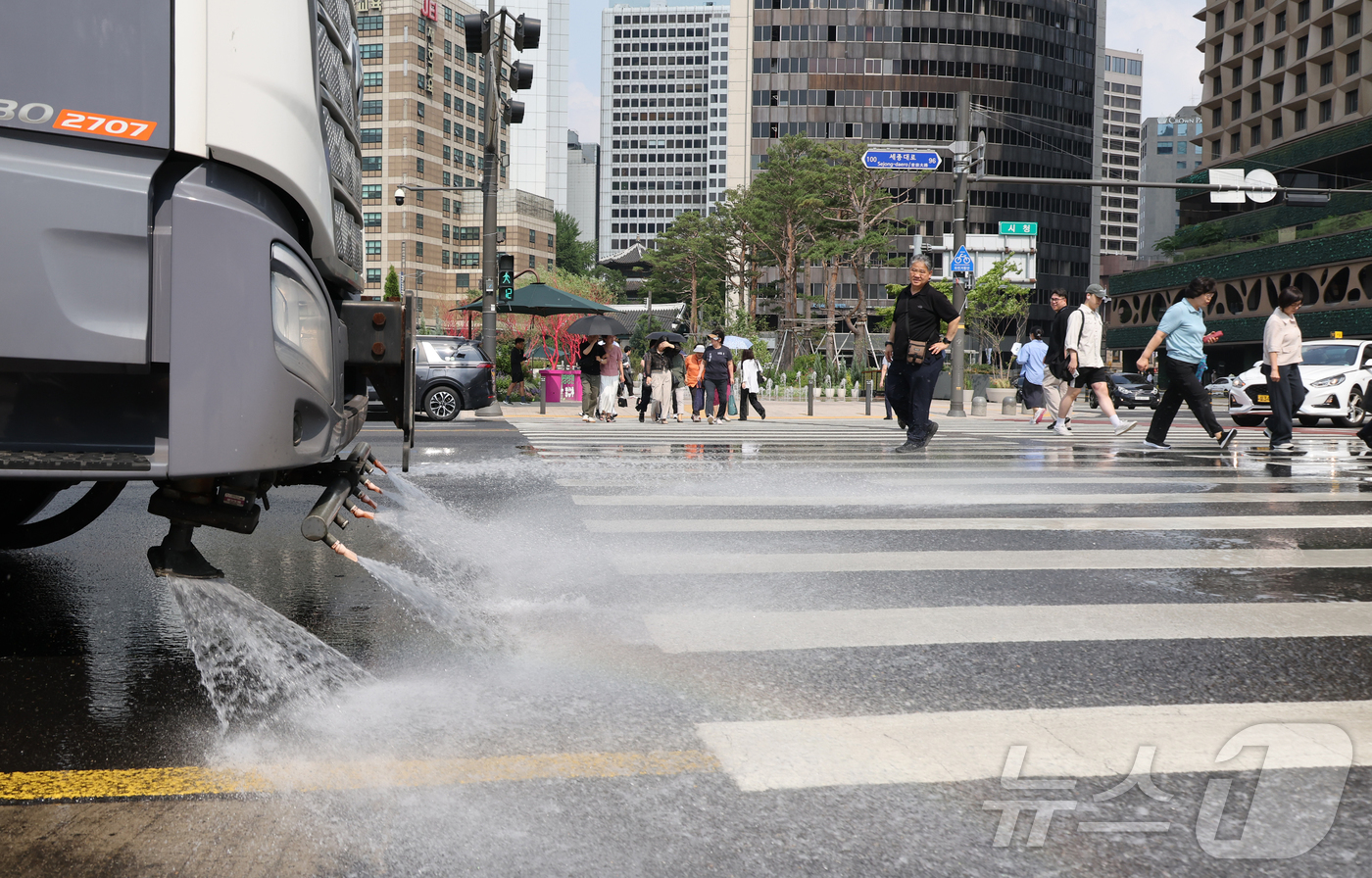 (서울=뉴스1) 박세연 기자 = 낮 기온이 30도를 웃돌고 후텁지근한 날씨가 계속된 17일 서울 덕수궁 앞 도로에서 폭염대비 도로열섬현상 완화를 위한 도로 물청소가 이루어지고 있다 …