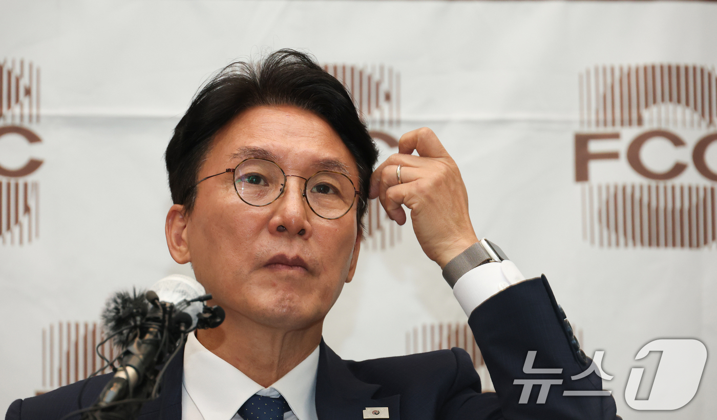 (서울=뉴스1) 김명섭 기자 = 김민석 국무총리 후보자가 17일 오후 서울 중구 프레스센터에서 열린 외신기자간담회에서 질문을 듣고 있다.  (공동취재) 2025.6.17/뉴스1
