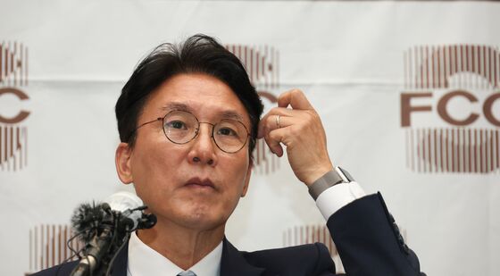 외신기자 질문에 귀기울이는 김민석 후보자
