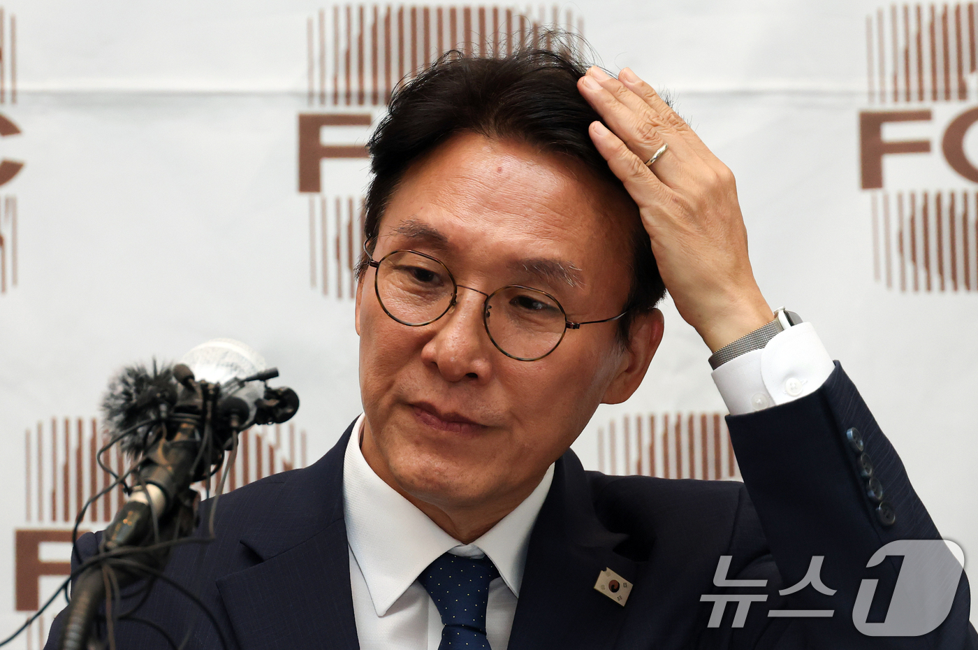 (서울=뉴스1) 김명섭 기자 = 김민석 국무총리 후보자가 17일 오후 서울 중구 프레스센터에서 열린 외신기자간담회에서 머리를 넘기고 있다.  (공동취재) 2025.6.17/뉴스1
