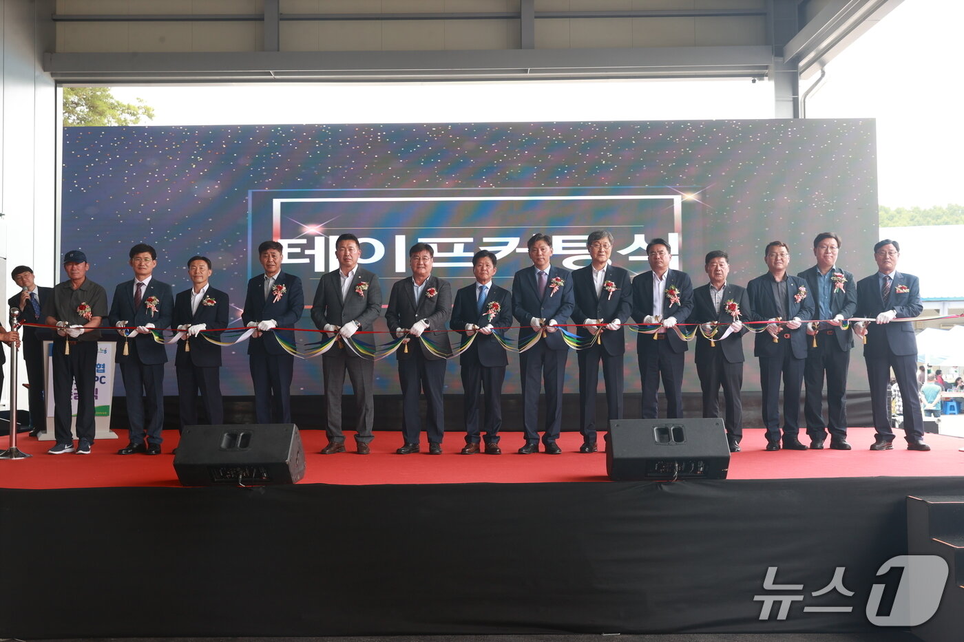 본문 이미지 - 강원 영월군이 17일 지역농협인 한반도농협에 전국 최초 로봇기반 자동화시스템을 갖춘 스마트 농산물산지유통센터&#40;APC&#41;를 구축한 가운데, 이날 기념 행사가 열린 모습. &#40;영월군 제공. 재판매 및 DB금지&#41; 2025.6.17/뉴스1