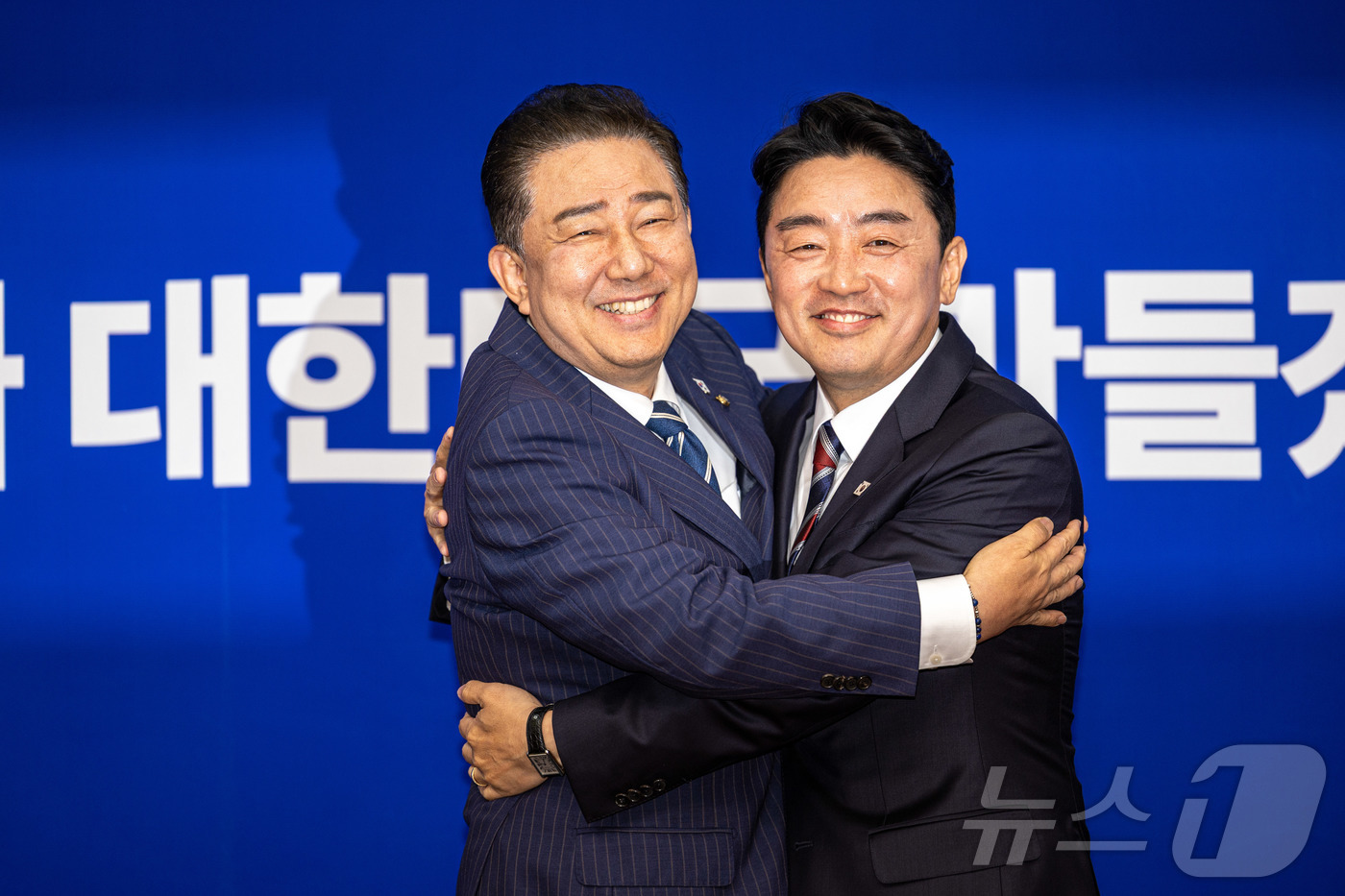 (서울=뉴스1) 이재명 기자 = 김병기 더불어민주당 대표 직무대행 겸 원내대표가 17일 오후 서울 여의도 국회에서 강훈식 대통령 비서실장, 우상호 정무수석을 접견하고 있다. 202 …