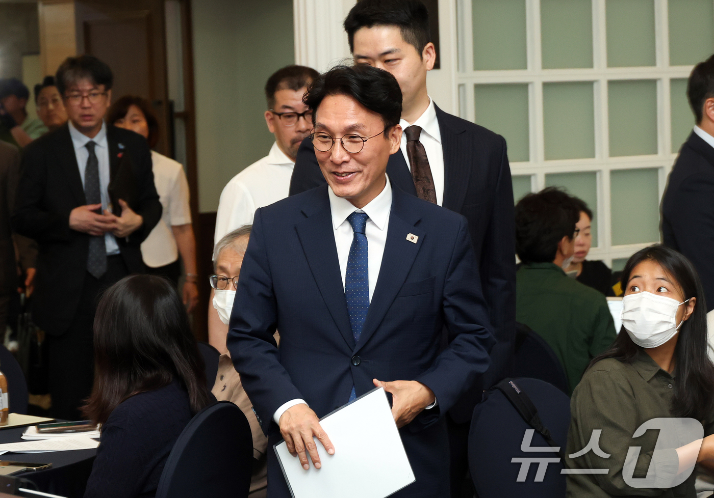 (서울=뉴스1) 김명섭 기자 = 김민석 국무총리 후보자가 17일 오후 서울 중구 프레스센터에서 열린 외신기자간담회에 입장하고 있다.  (공동취재) 2025.6.17/뉴스1