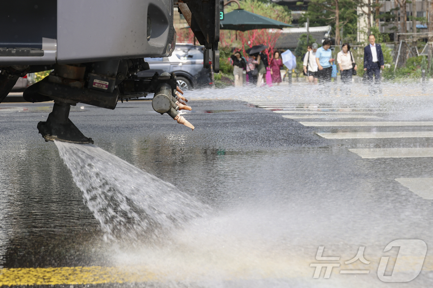 (서울=뉴스1) 박세연 기자 = 17일 서울 덕수궁 앞 도로에서 폭염대비 도로열섬현상 완화를 위한 도로 물청소가 이루어지고 있다. (공동취재) 2025.6.17/뉴스1