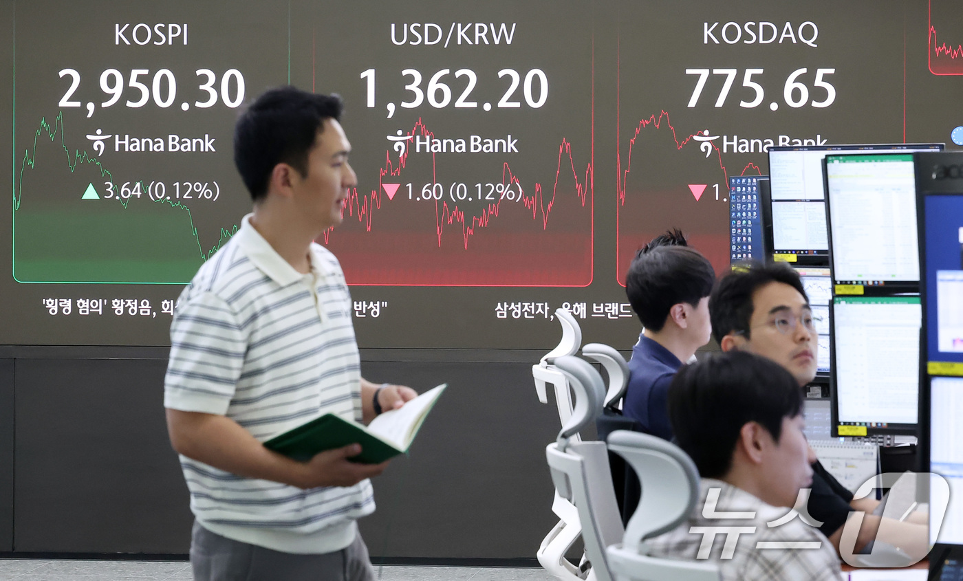(서울=뉴스1) 김성진 기자 = 17일 서울 중구 하나은행 본점 딜링룸 전광판에 종가가 표시되고 있다.이날 코스피 지수는 전 거래일 대비 3.64p(0.12%) 상승한 2950.3 …