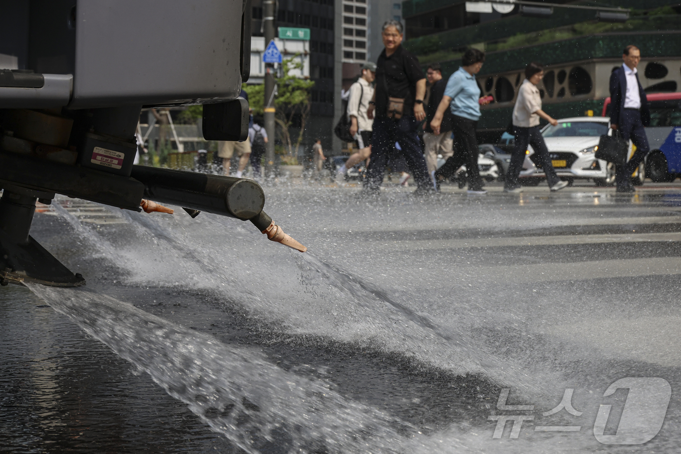 (서울=뉴스1) 박세연 기자 = 17일 서울 덕수궁 앞 도로에서 폭염대비 도로열섬현상 완화를 위한 도로 물청소가 이루어지고 있다. (공동취재) 2025.6.17/뉴스1