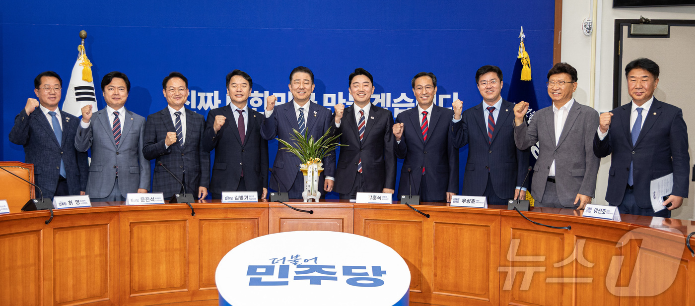 (서울=뉴스1) 이재명 기자 = 김병기 더불어민주당 대표 직무대행 겸 원내대표가 17일 오후 서울 여의도 국회에서 강훈식 대통령 비서실장에게 축하난을 전달 받은 후 기념촬영을 하고 …