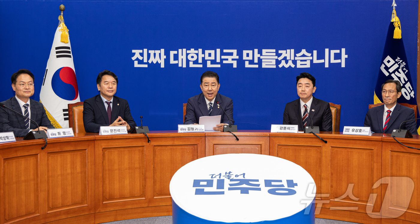 (서울=뉴스1) 이재명 기자 = 김병기 더불어민주당 대표 직무대행 겸 원내대표가 17일 오후 서울 여의도 국회에서 강훈식 대통령 비서실장, 우상호 정무수석을 접견하며 발언을 하고 …
