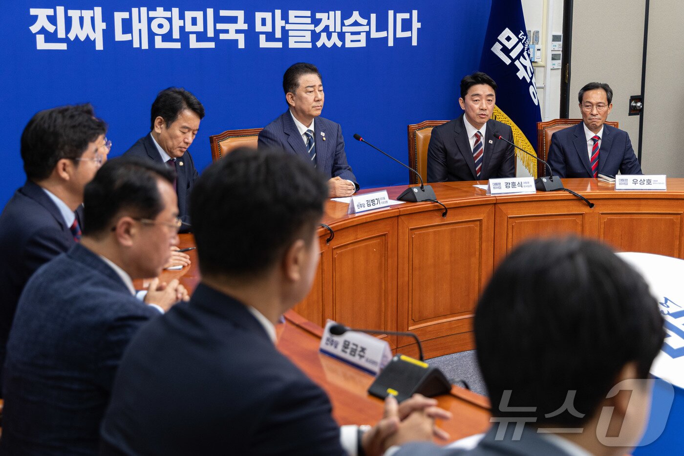 본문 이미지 - 강훈식 대통령 비서실장이 17일 오후 서울 여의도 국회에서 김병기 더불어민주당 대표 직무대행 겸 원내대표를 예방하며 발언하고 있다. 2025.6.17/뉴스1 ⓒ News1 이재명 기자