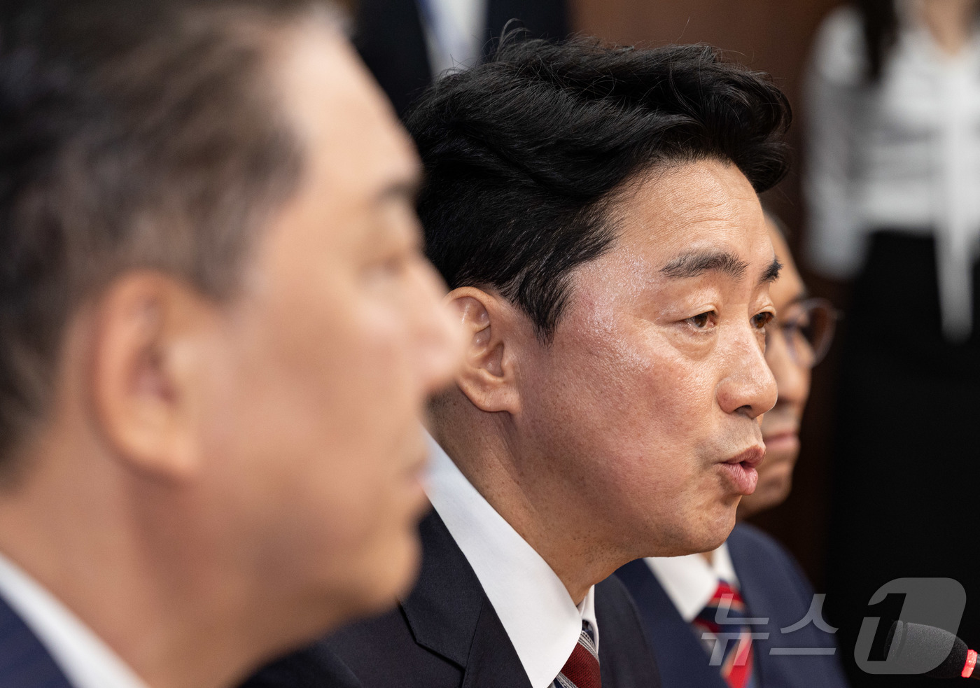 (서울=뉴스1) 이재명 기자 = 강훈식 대통령 비서실장이 17일 오후 서울 여의도 국회에서 김병기 더불어민주당 대표 직무대행 겸 원내대표를 예방하며 발언하고 있다. 2025.6.1 …