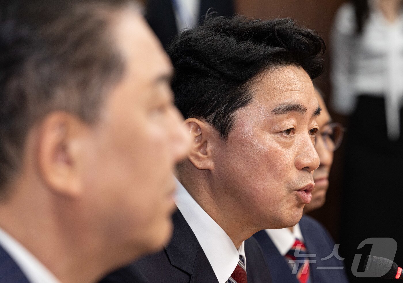 본문 이미지 - 강훈식 대통령 비서실장이 17일 오후 서울 여의도 국회에서 김병기 더불어민주당 대표 직무대행 겸 원내대표를 예방하며 발언하고 있다. 2025.6.17/뉴스1 ⓒ News1 이재명 기자