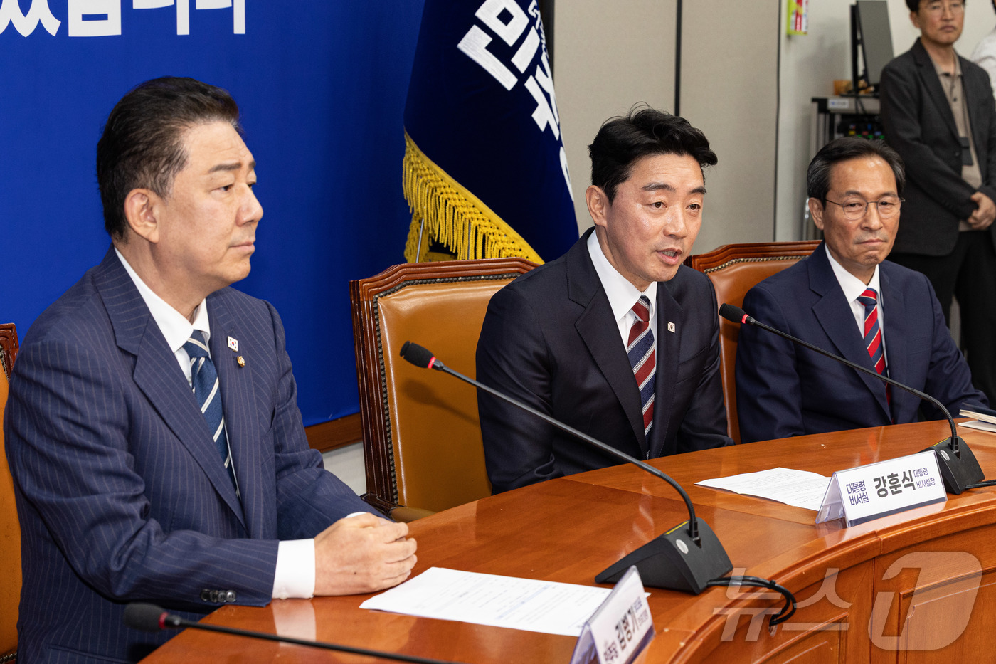 (서울=뉴스1) 이재명 기자 = 강훈식 대통령 비서실장이 17일 오후 서울 여의도 국회에서 김병기 더불어민주당 대표 직무대행 겸 원내대표를 예방하며 발언하고 있다. 2025.6.1 …