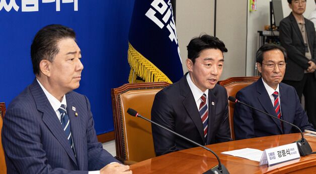 발언하는 강훈식 비서실장