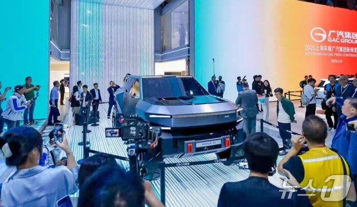 본문 이미지 - 소비자들이 사이버트럭을 살펴보고 있다 - GAC 홈피 갈무리  