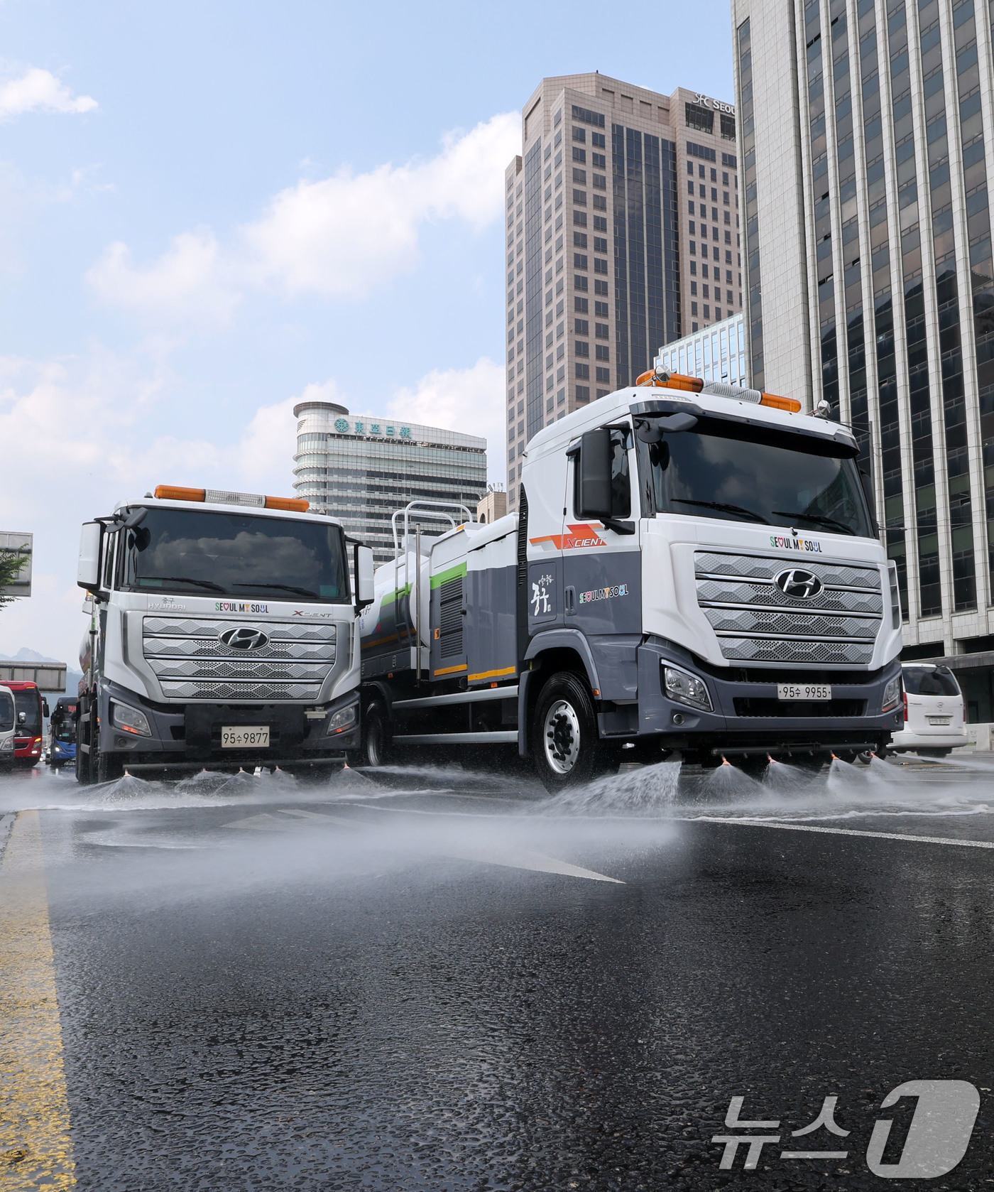 (서울=뉴스1) 박세연 기자 = 서울 최고기온이 29도까지 오르는 등 초여름 날씨를 보인 17일 서울 중구 태평로에서 살수차량들이 물을 뿌리며 도로의 열을 식히고 있다.서울시는 도 …