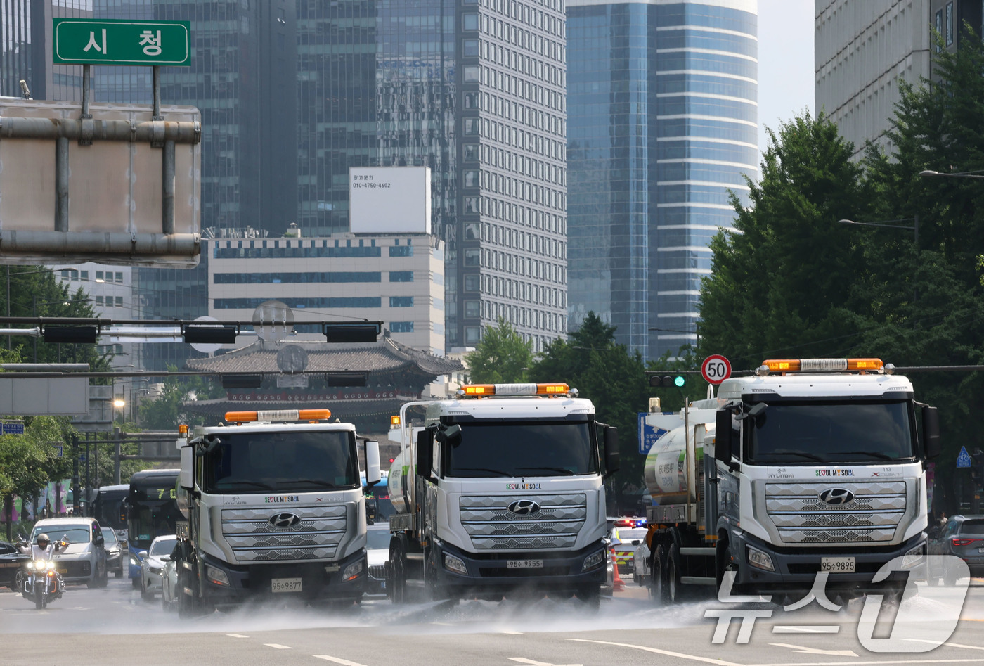 (서울=뉴스1) 박세연 기자 = 서울 최고기온이 29도까지 오르는 등 초여름 날씨를 보인 17일 서울 중구 태평로에서 살수차량들이 물을 뿌리며 도로의 열을 식히고 있다.서울시는 도 …