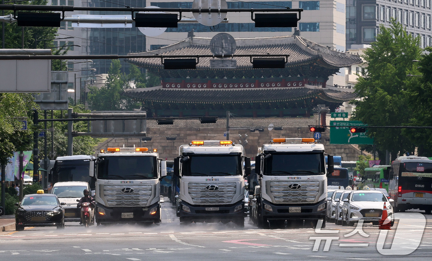 (서울=뉴스1) 박세연 기자 = 서울 최고기온이 29도까지 오르는 등 초여름 날씨를 보인 17일 서울 중구 태평로에서 살수차량들이 물을 뿌리며 도로의 열을 식히고 있다.서울시는 도 …