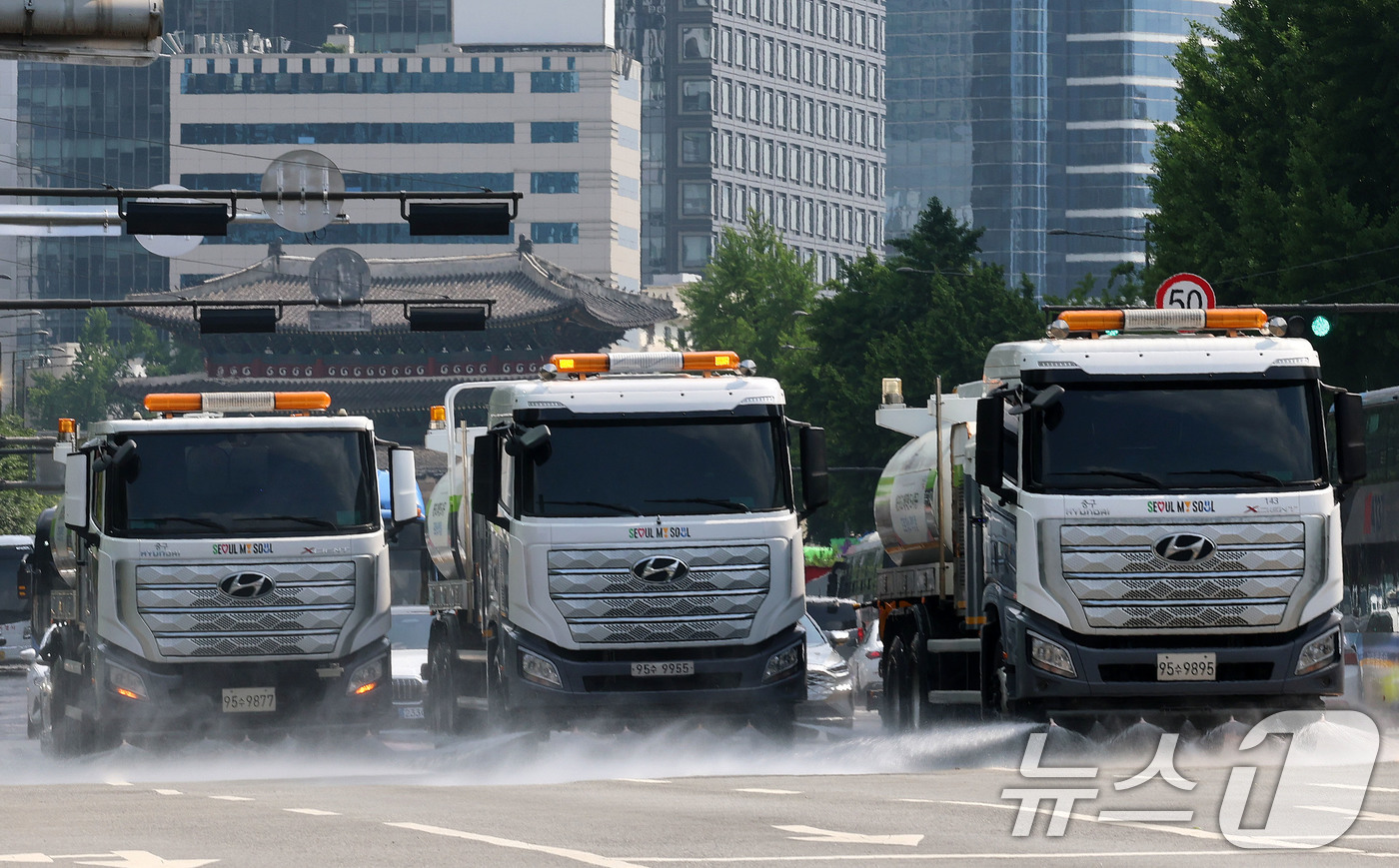 (서울=뉴스1) 박세연 기자 = 서울 최고기온이 29도까지 오르는 등 초여름 날씨를 보인 17일 서울 중구 태평로에서 살수차량들이 물을 뿌리며 도로의 열을 식히고 있다.서울시는 도 …