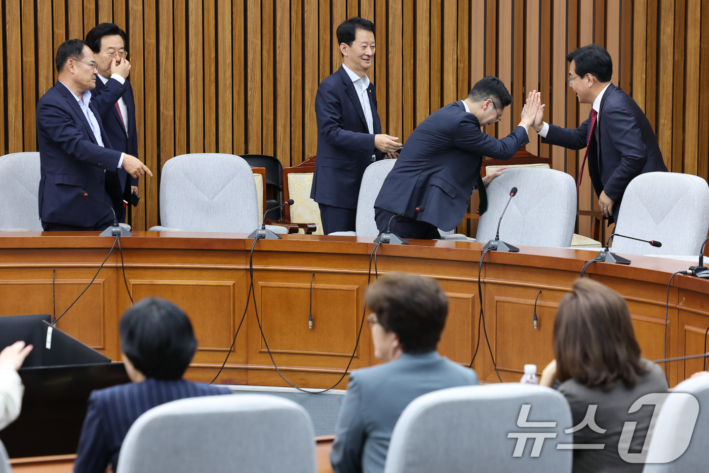 (서울=뉴스1) 안은나 기자 = 송언석 국민의힘 원내대표가 17일 오후 서울 여의도 국회에서 열린 초선의원들과 비공개 간담회에 참석해 박준태 의원과 하이파이브를 하고 있다. 202 …