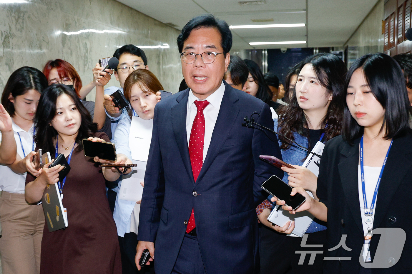 (서울=뉴스1) 안은나 기자 = 송언석 국민의힘 원내대표가 17일 오후 서울 여의도 국회에서 초선의원들과 비공개 간담회에 참석하기 전 취재진 질의에 답하고 있다. 2025.6.17 …
