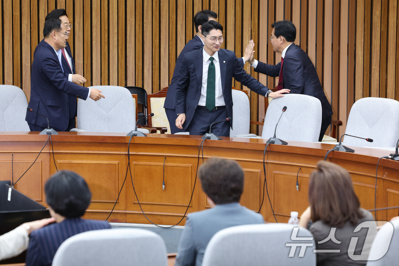 (서울=뉴스1) 안은나 기자 = 송언석 국민의힘 원내대표가 17일 오후 서울 여의도 국회에서 열린 초선의원들과 비공개 간담회에 참석해 하이파이브를 하고 있다. 2025.6.17/뉴 …