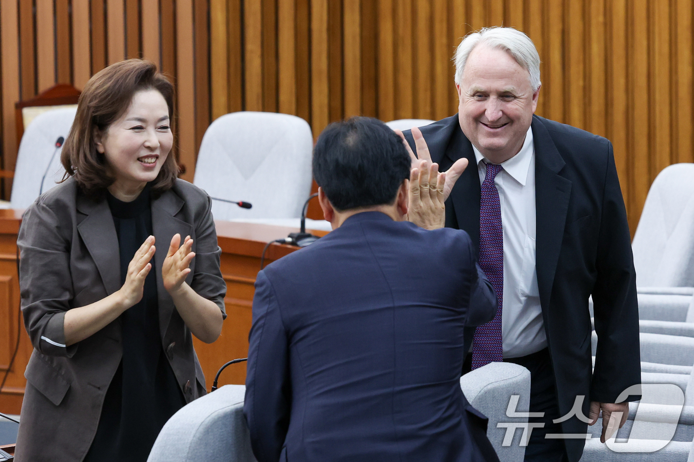 (서울=뉴스1) 안은나 기자 = 송언석 국민의힘 원내대표가 17일 오후 서울 여의도 국회에서 열린 초선의원들과 비공개 간담회에 참석해 인요한 의원과 하이파이브를 하고 있다. 202 …