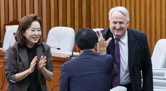 초선의원들과 하이파이브하는 송언석