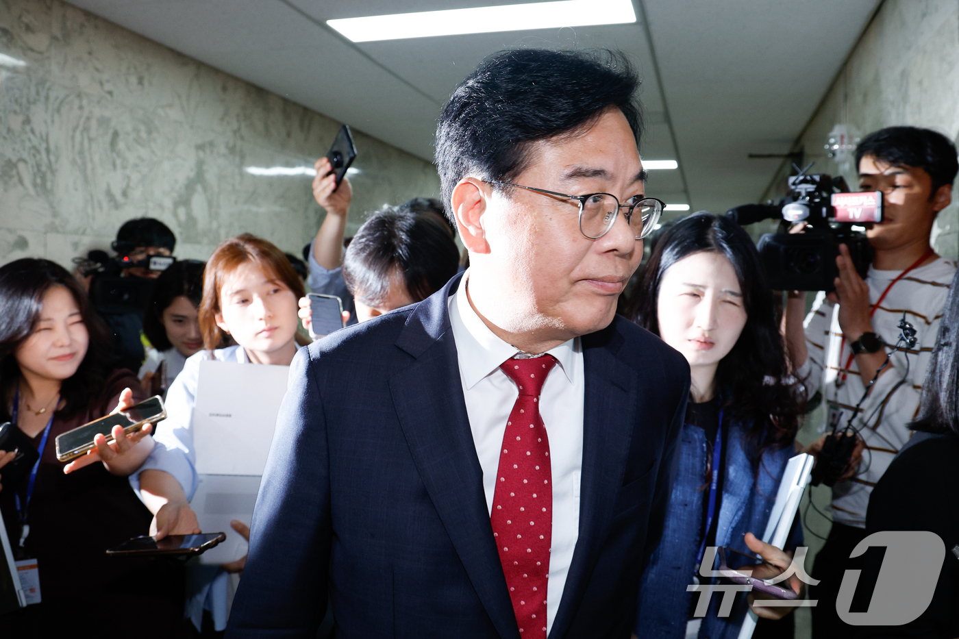 (서울=뉴스1) 안은나 기자 = 송언석 국민의힘 원내대표가 17일 오후 서울 여의도 국회에서 초선의원들과 비공개 간담회에 참석하고 있다. 2025.6.17/뉴스1