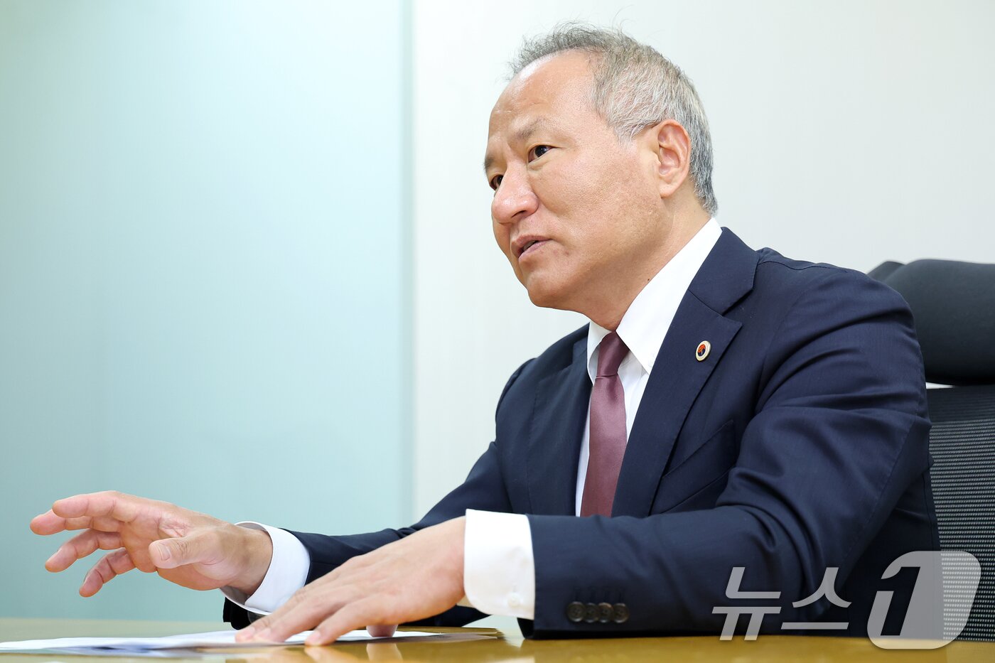 본문 이미지 - 황규석 서울시의사회장이 17일 서울 종로구 뉴스1 본사에서 인터뷰를 하고 있다. ⓒ News1 민경석 기자