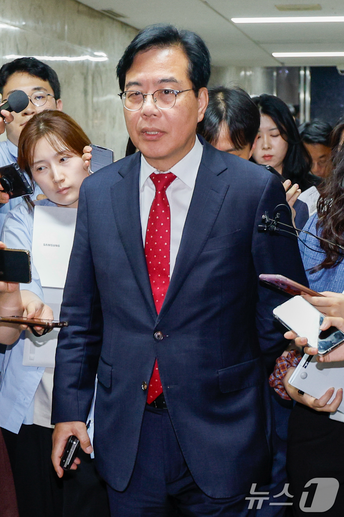 (서울=뉴스1) 안은나 기자 = 송언석 국민의힘 원내대표가 17일 오후 서울 여의도 국회에서 초선의원들과 비공개 간담회에 참석하기 전 취재진 질의에 답하고 있다. 2025.6.17 …