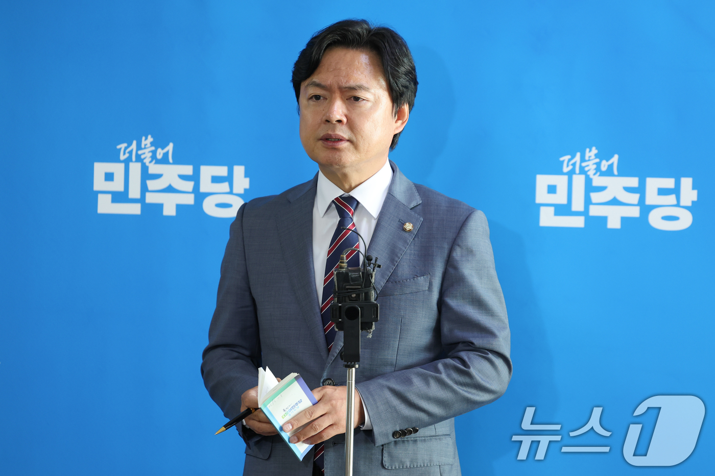 (서울=뉴스1) 안은나 기자 = 김현정 더불어민주당 원내대변인이 17일 서울 여의도 국회에서 취재진 질의에 답하고 있다. 2025.6.17/뉴스1