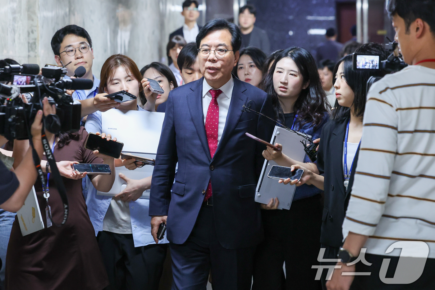 (서울=뉴스1) 안은나 기자 = 송언석 국민의힘 원내대표가 17일 오후 서울 여의도 국회에서 초선의원들과 비공개 간담회에 참석하기 전 취재진 질의에 답하고 있다. 2025.6.17 …