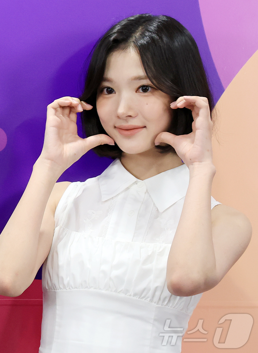 (서울=뉴스1) 김진환 기자 = 걸그룹 하츠투하츠의 지우가 17일 오전 서울특별시청에서 열린 ‘2025 서울특별시 홍보대사 위촉식’에서 포즈를 취하고 있다. 2025.6.17/뉴스 …