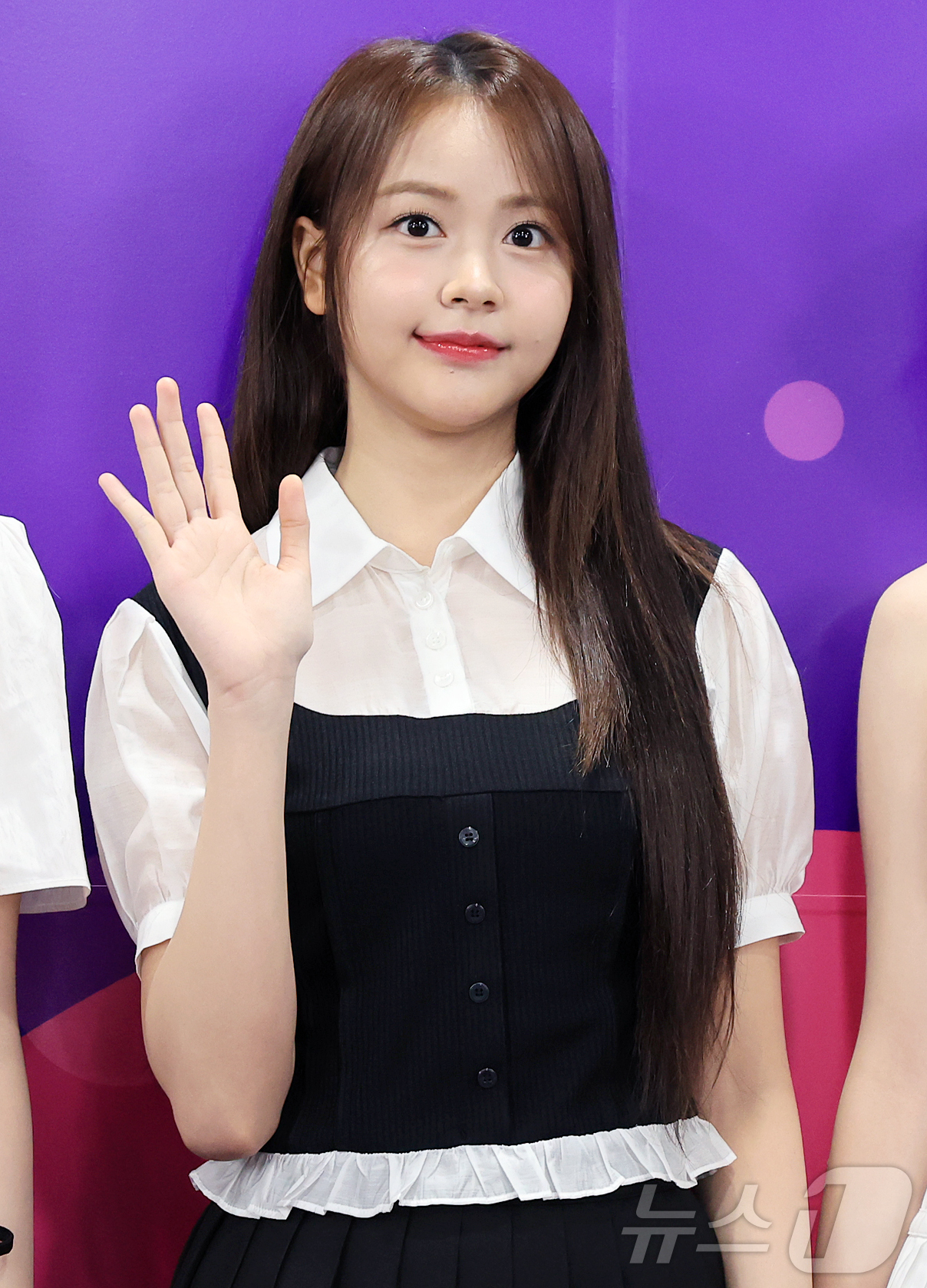 (서울=뉴스1) 김진환 기자 = 걸그룹 하츠투하츠의 카르멘이 17일 오전 서울특별시청에서 열린 ‘2025 서울특별시 홍보대사 위촉식’에서 포즈를 취하고 있다. 2025.6.17/뉴 …