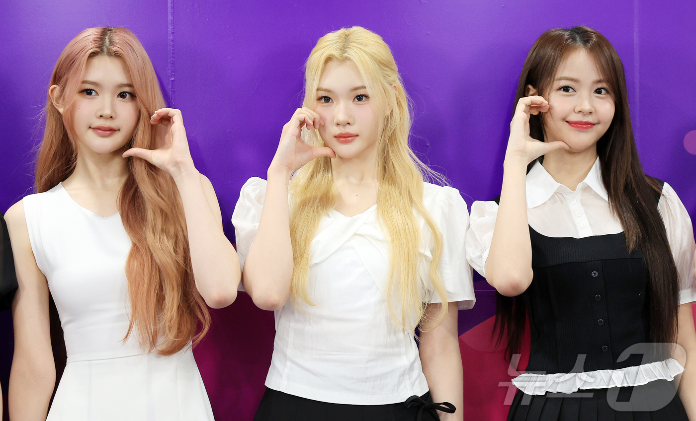 (서울=뉴스1) 김진환 기자 = 걸그룹 하츠투하츠의 에이나(왼쪽부터), 주은, 카르멘이 17일 오전 서울특별시청에서 열린 ‘2025 서울특별시 홍보대사 위촉식’에서 포즈를 취하고 …