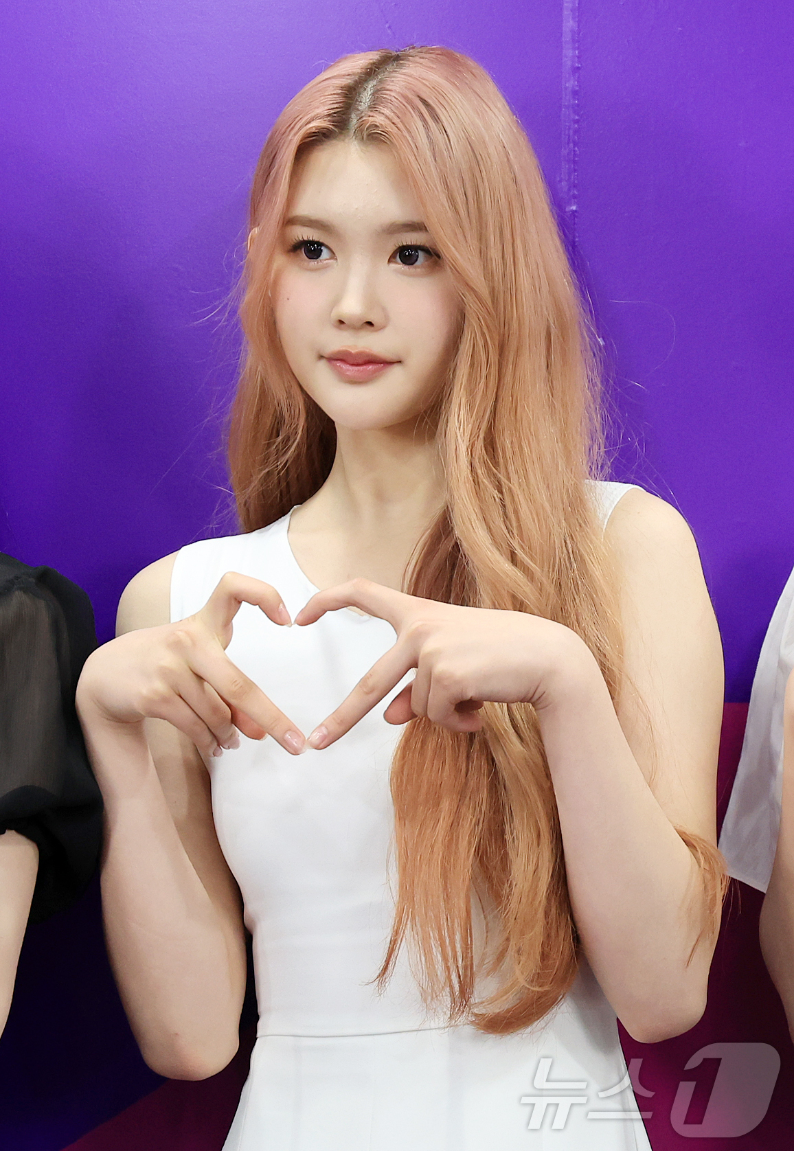 (서울=뉴스1) 김진환 기자 = 걸그룹 하츠투하츠의 에이나가 17일 오전 서울특별시청에서 열린 ‘2025 서울특별시 홍보대사 위촉식’에서 포즈를 취하고 있다. 2025.6.17/뉴 …