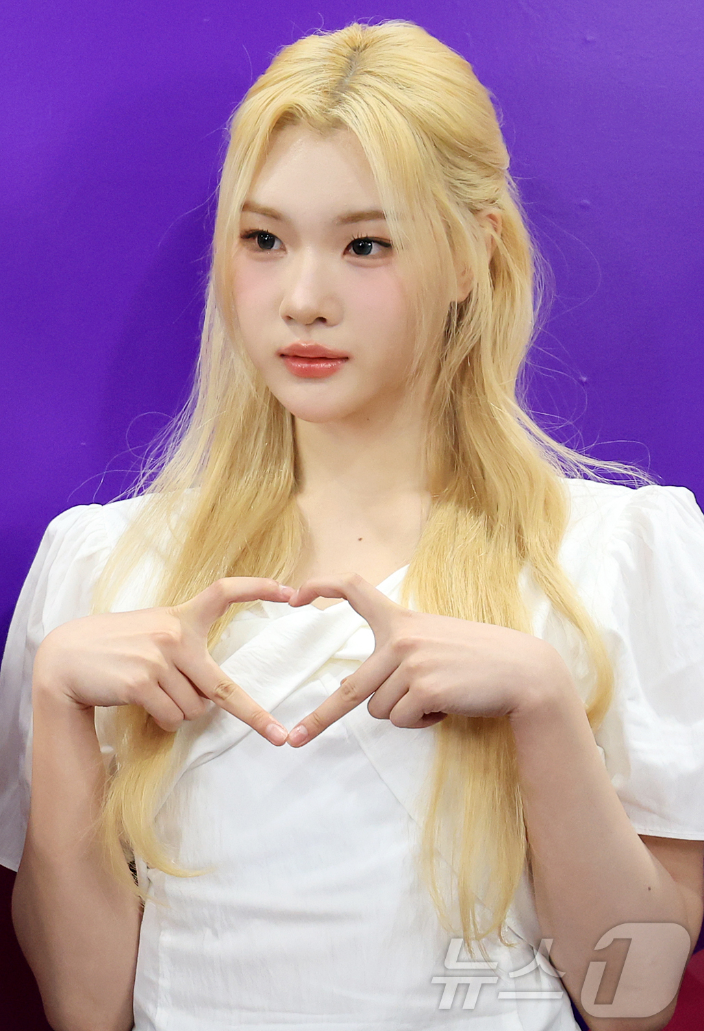 (서울=뉴스1) 김진환 기자 = 걸그룹 하츠투하츠의 주은이 17일 오전 서울특별시청에서 열린 ‘2025 서울특별시 홍보대사 위촉식’에서 포즈를 취하고 있다. 2025.6.17/뉴스 …