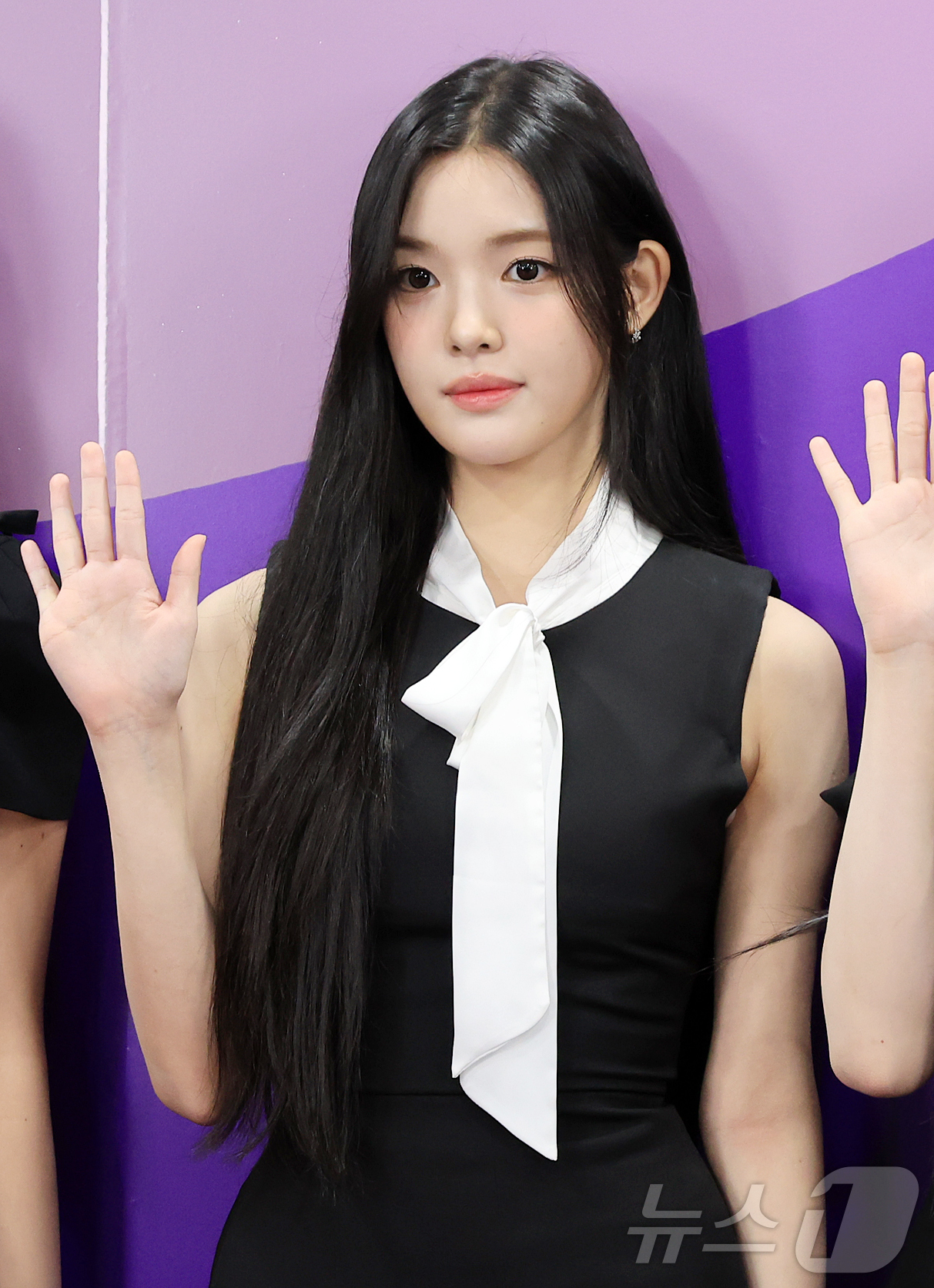 (서울=뉴스1) 김진환 기자 = 걸그룹 하츠투하츠의 유하가 17일 오전 서울특별시청에서 열린 ‘2025 서울특별시 홍보대사 위촉식’에서 포즈를 취하고 있다. 2025.6.17/뉴스 …