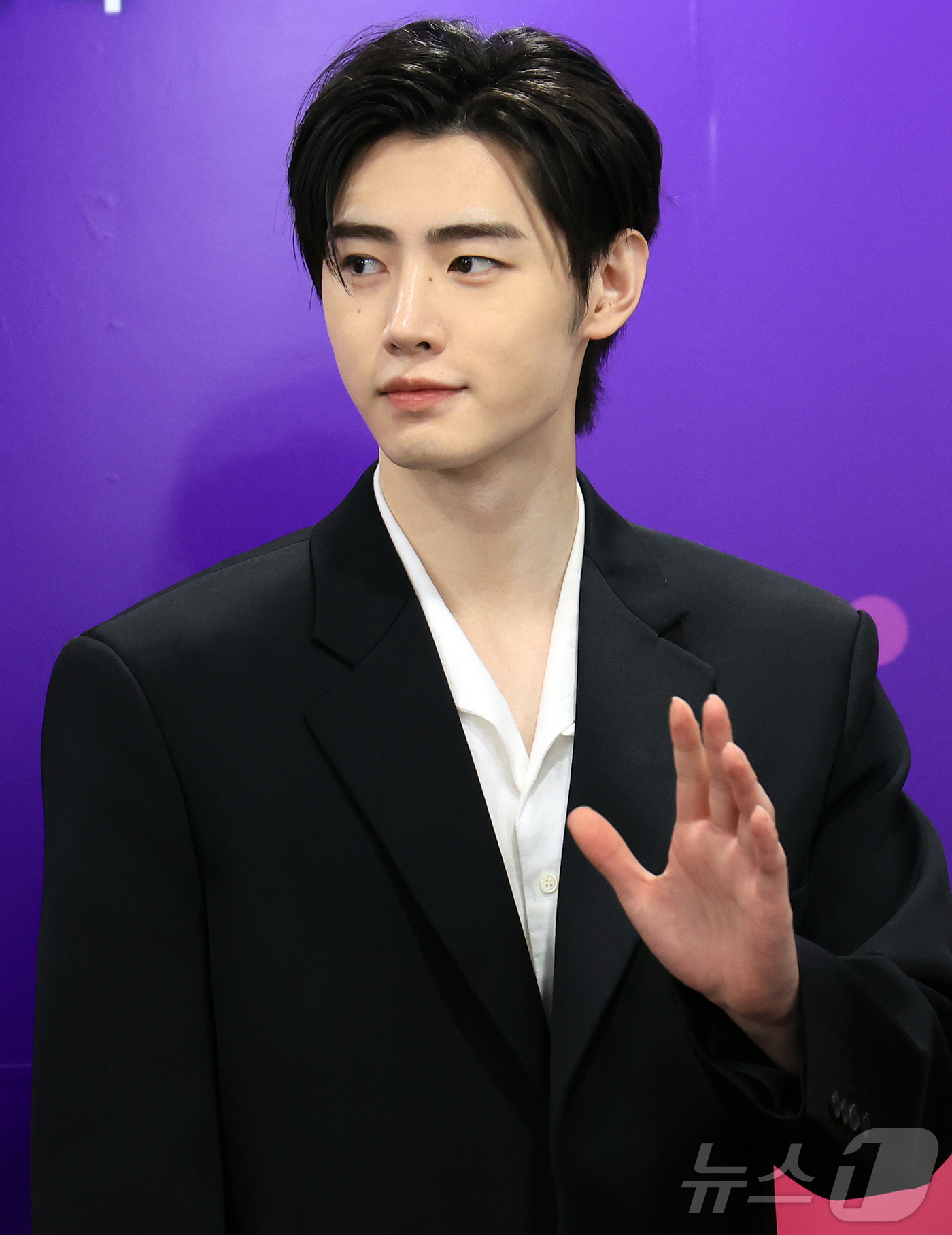 (서울=뉴스1) 김진환 기자 = 보이그룹 엔하이픈 성훈이 17일 오전 서울특별시청에서 열린 ‘2025 서울특별시 홍보대사 위촉식’에서 포즈를 취하고 있다. 2025.6.17/뉴스1 …