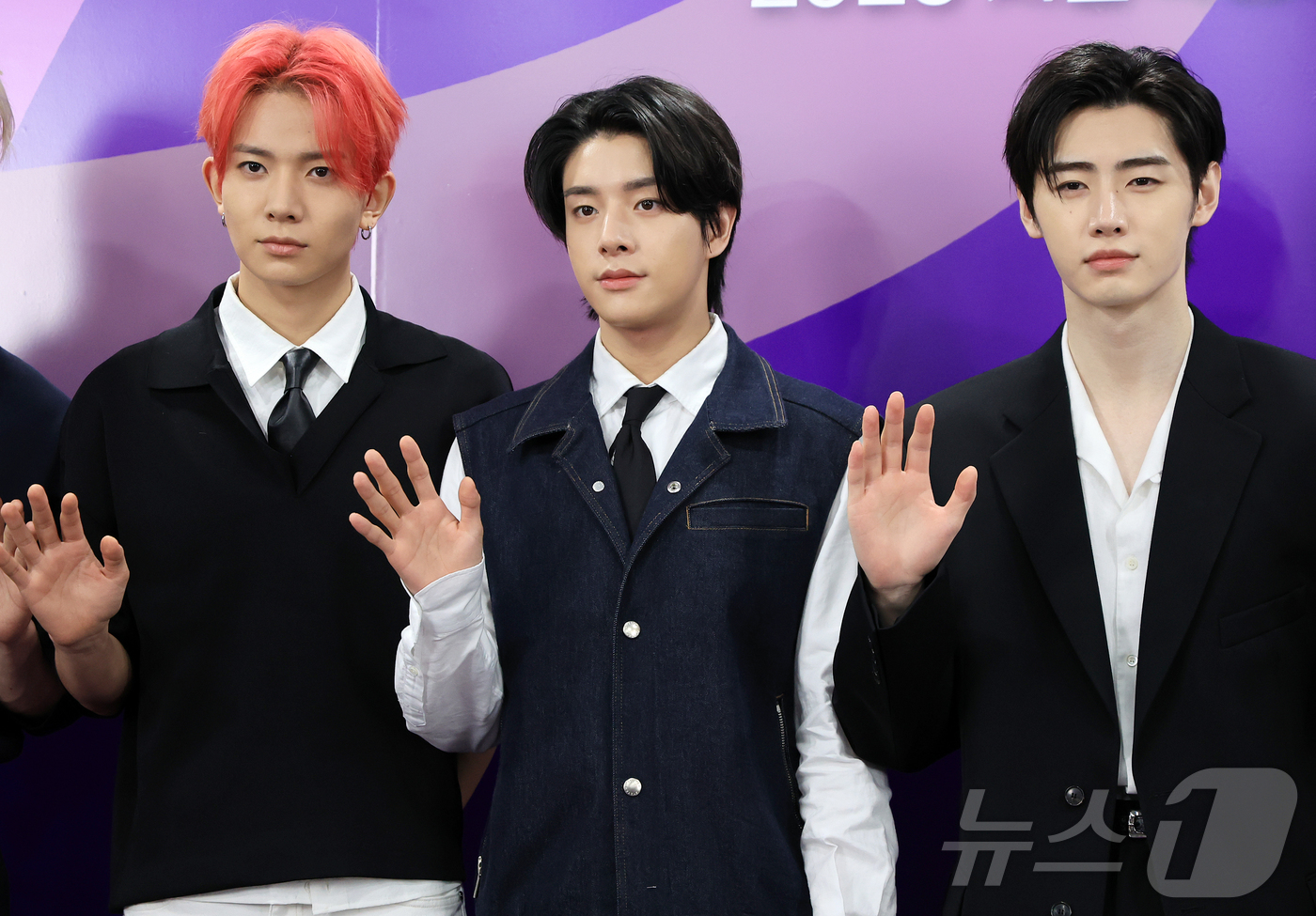 (서울=뉴스1) 김진환 기자 = 보이그룹 엔하이픈 희승(왼쪽부터), 제이크, 성훈이 17일 오전 서울특별시청에서 열린 ‘2025 서울특별시 홍보대사 위촉식’에서 포즈를 취하고 있다 …