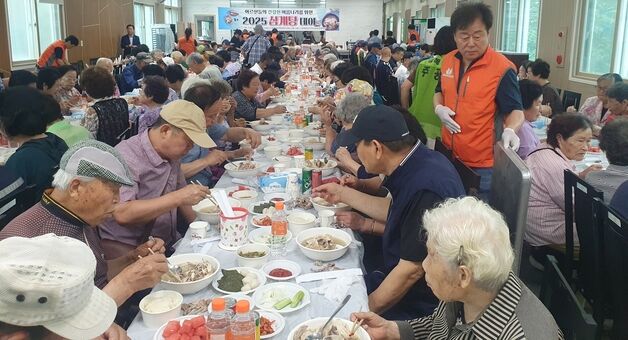 진천 광혜원면 지사협, 지역 어르신 700명에게 삼계탕 대접