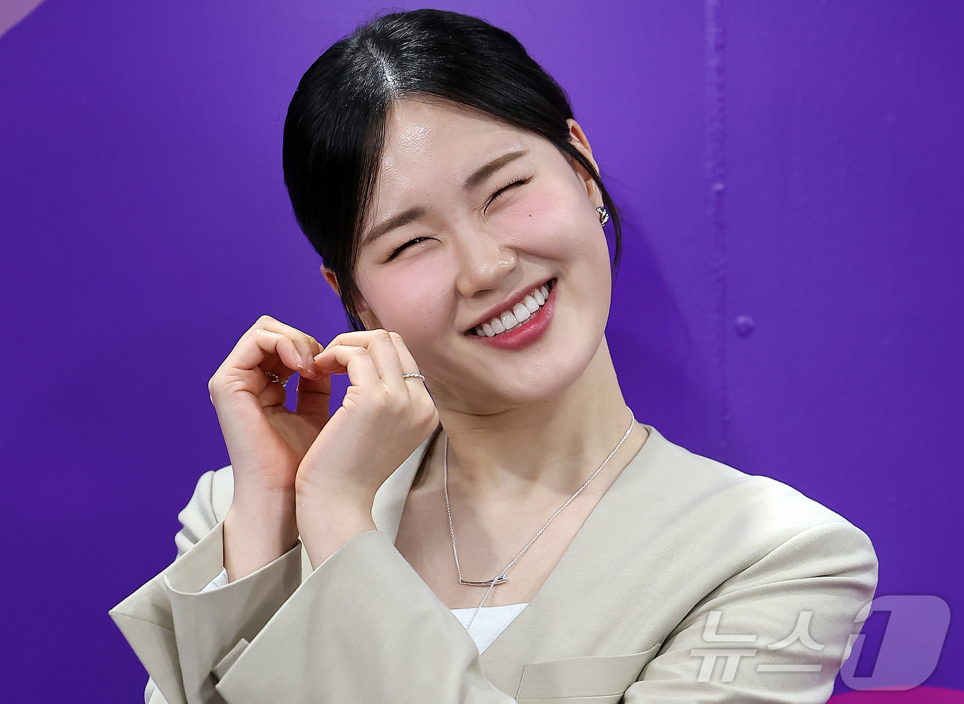 (서울=뉴스1) 김진환 기자 = 개그우먼 겸 유튜버 엄지윤이 17일 오전 서울특별시청에서 열린 ‘2025 서울특별시 홍보대사 위촉식’에서 포즈를 취하고 있다. 2025.6.17/뉴 …