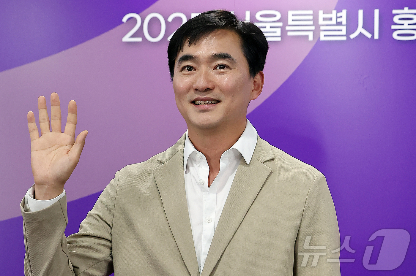 (서울=뉴스1) 김진환 기자 = 배우 김석훈이 17일 오전 서울특별시청에서 열린 ‘2025 서울특별시 홍보대사 위촉식’에서 포즈를 취하고 있다. 2025.6.17/뉴스1