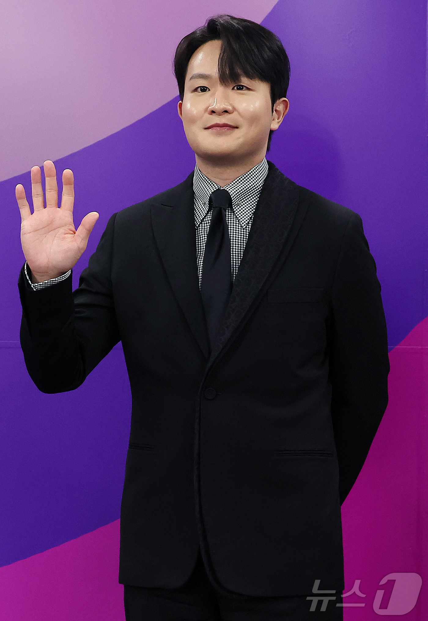 (서울=뉴스1) 김진환 기자 = 피아니스트 선우예권이 17일 오전 서울특별시청에서 열린 ‘2025 서울특별시 홍보대사 위촉식’에서 포즈를 취하고 있다. 2025.6.17/뉴스1