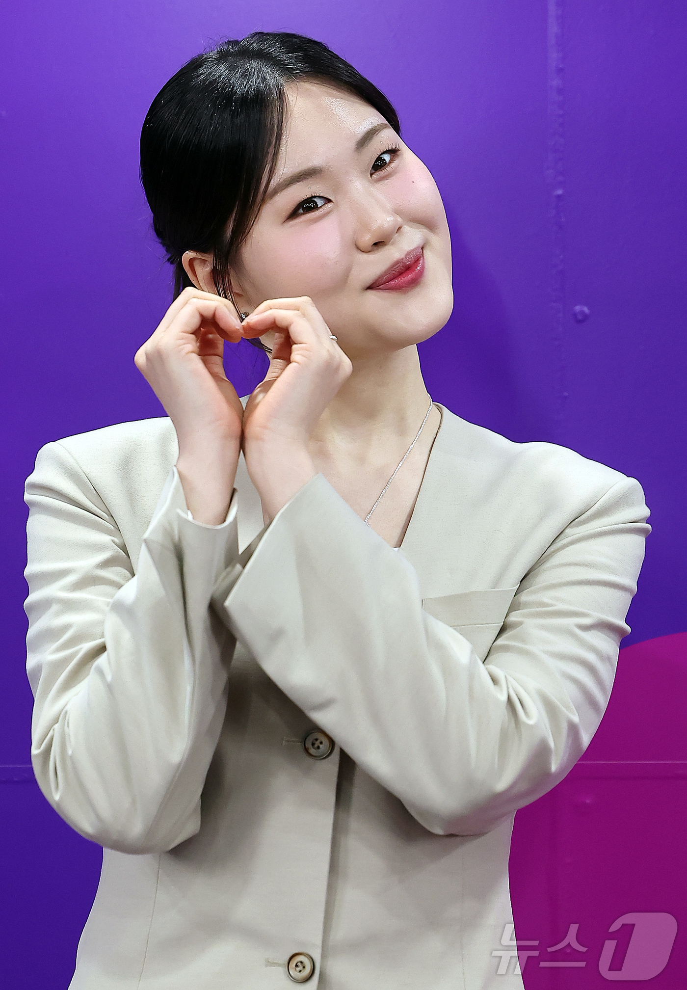 (서울=뉴스1) 김진환 기자 = 개그우먼 겸 유튜버 엄지윤이 17일 오전 서울특별시청에서 열린 ‘2025 서울특별시 홍보대사 위촉식’에서 포즈를 취하고 있다. 2025.6.17/뉴 …