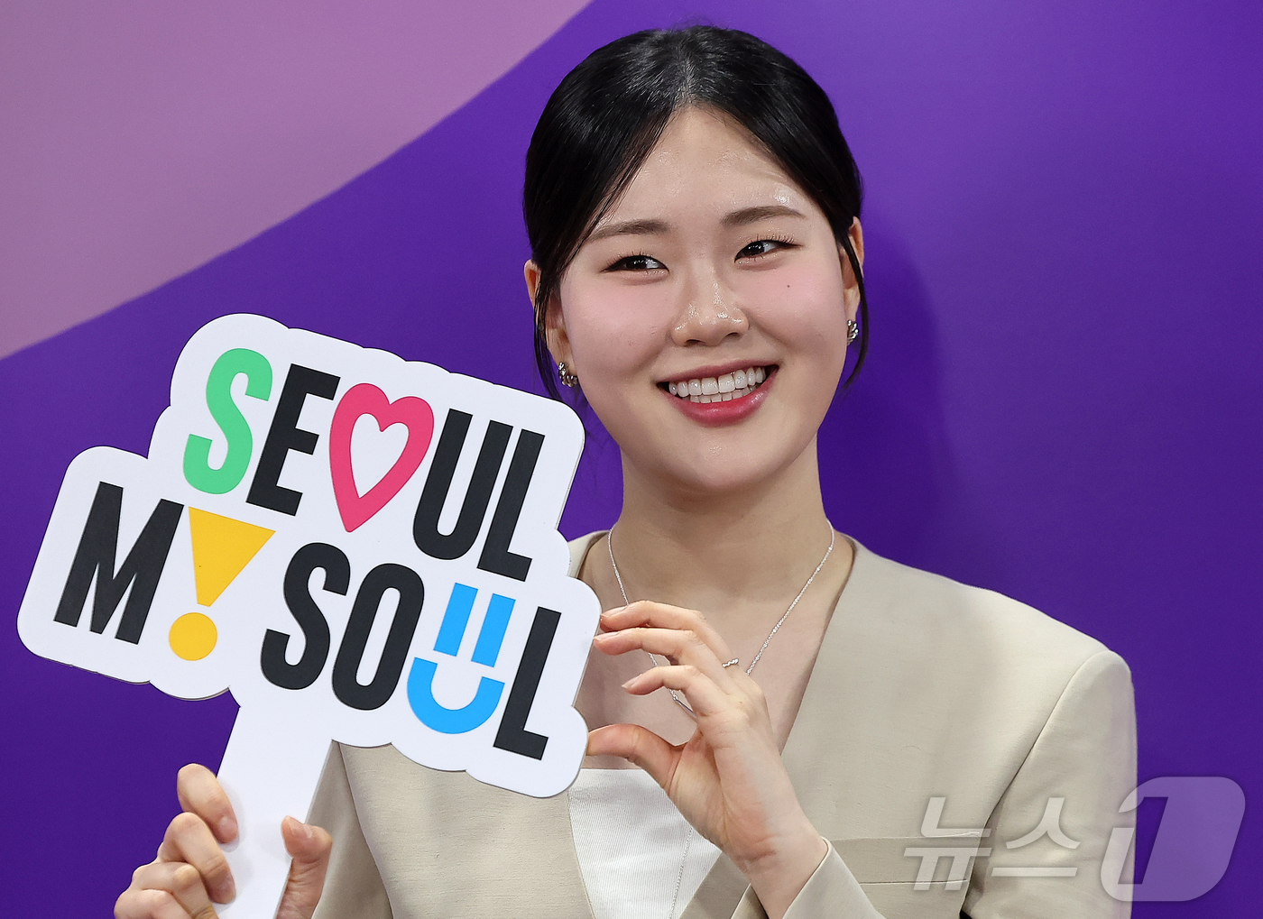 (서울=뉴스1) 김진환 기자 = 개그우먼 겸 유튜버 엄지윤이 17일 오전 서울특별시청에서 열린 ‘2025 서울특별시 홍보대사 위촉식’에서 포즈를 취하고 있다. 2025.6.17/뉴 …