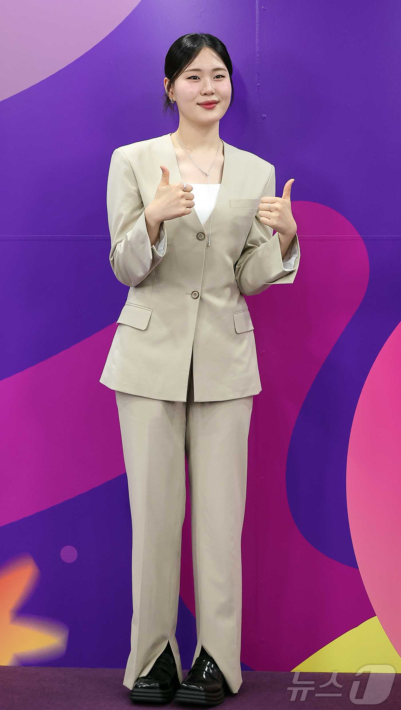 (서울=뉴스1) 김진환 기자 = 개그우먼 겸 유튜버 엄지윤이 17일 오전 서울특별시청에서 열린 ‘2025 서울특별시 홍보대사 위촉식’에서 포즈를 취하고 있다. 2025.6.17/뉴 …