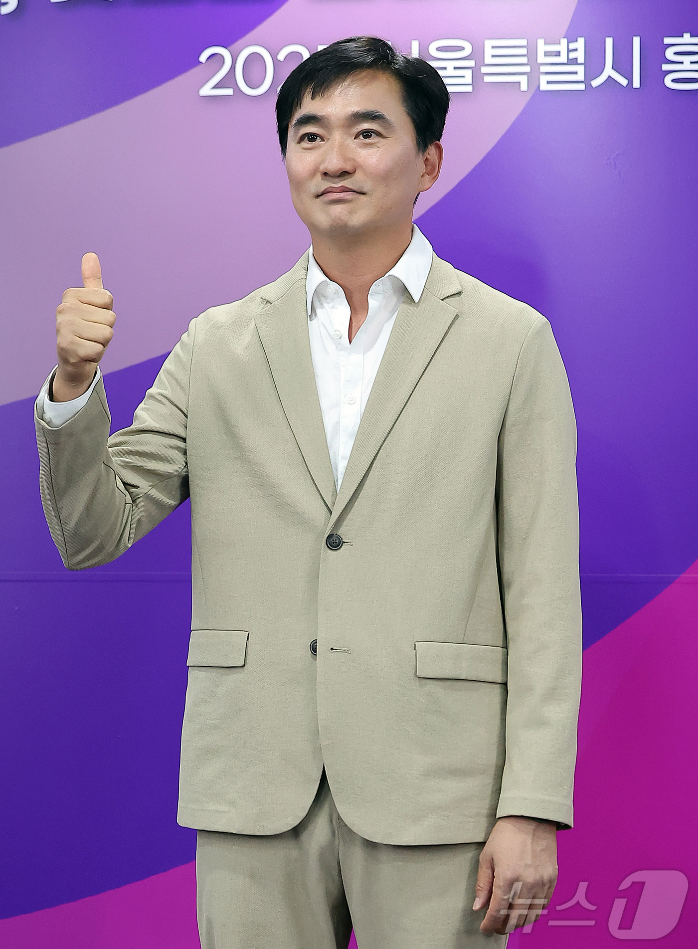 (서울=뉴스1) 김진환 기자 = 배우 김석훈이 17일 오전 서울특별시청에서 열린 ‘2025 서울특별시 홍보대사 위촉식’에서 포즈를 취하고 있다. 2025.6.17/뉴스1