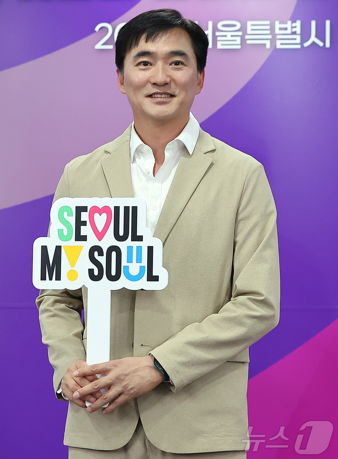 (서울=뉴스1) 김진환 기자 = 배우 김석훈이 17일 오전 서울특별시청에서 열린 ‘2025 서울특별시 홍보대사 위촉식’에서 포즈를 취하고 있다. 2025.6.17/뉴스1